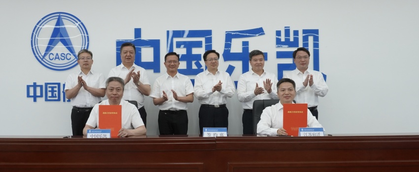 中國(guó)樂(lè)凱與宿遷市簽訂合作協(xié)議 侯景濱、李東會(huì)見(jiàn)宿遷市委書(shū)記陳忠偉并共同見(jiàn)證簽約